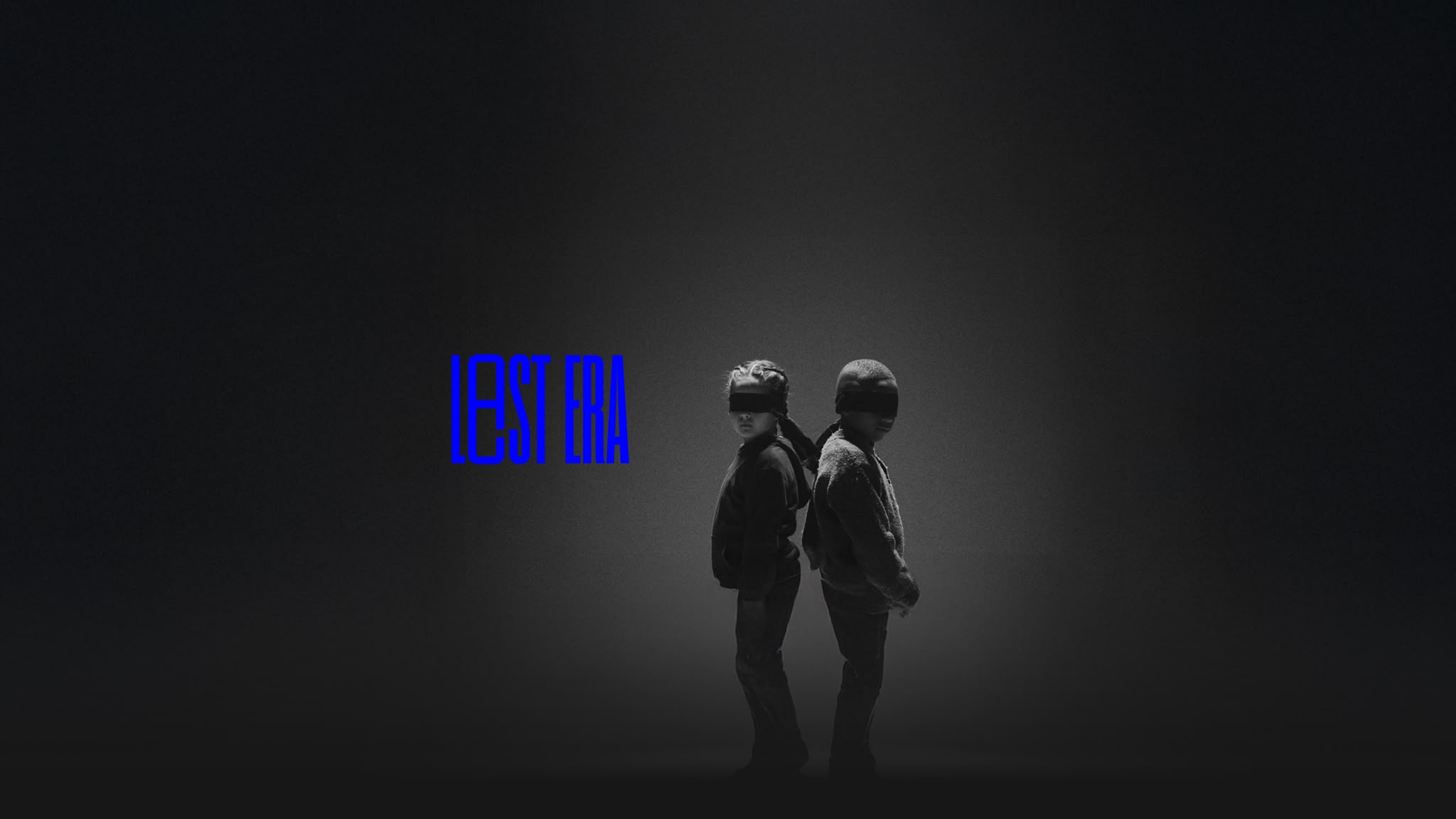 LOST ERA — deux silhouettes dos à dos, les yeux bandés, titre bleu électrique.
